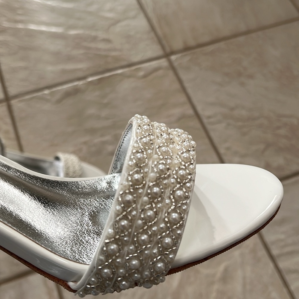 Embellished “pearl like” front strap off white patent sandals. - Picture 2 of 5